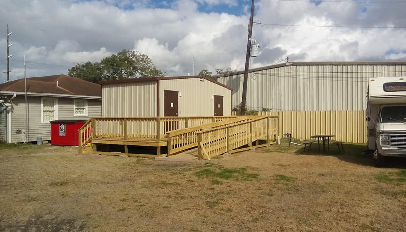 Three Oaks & a Pine RV Park