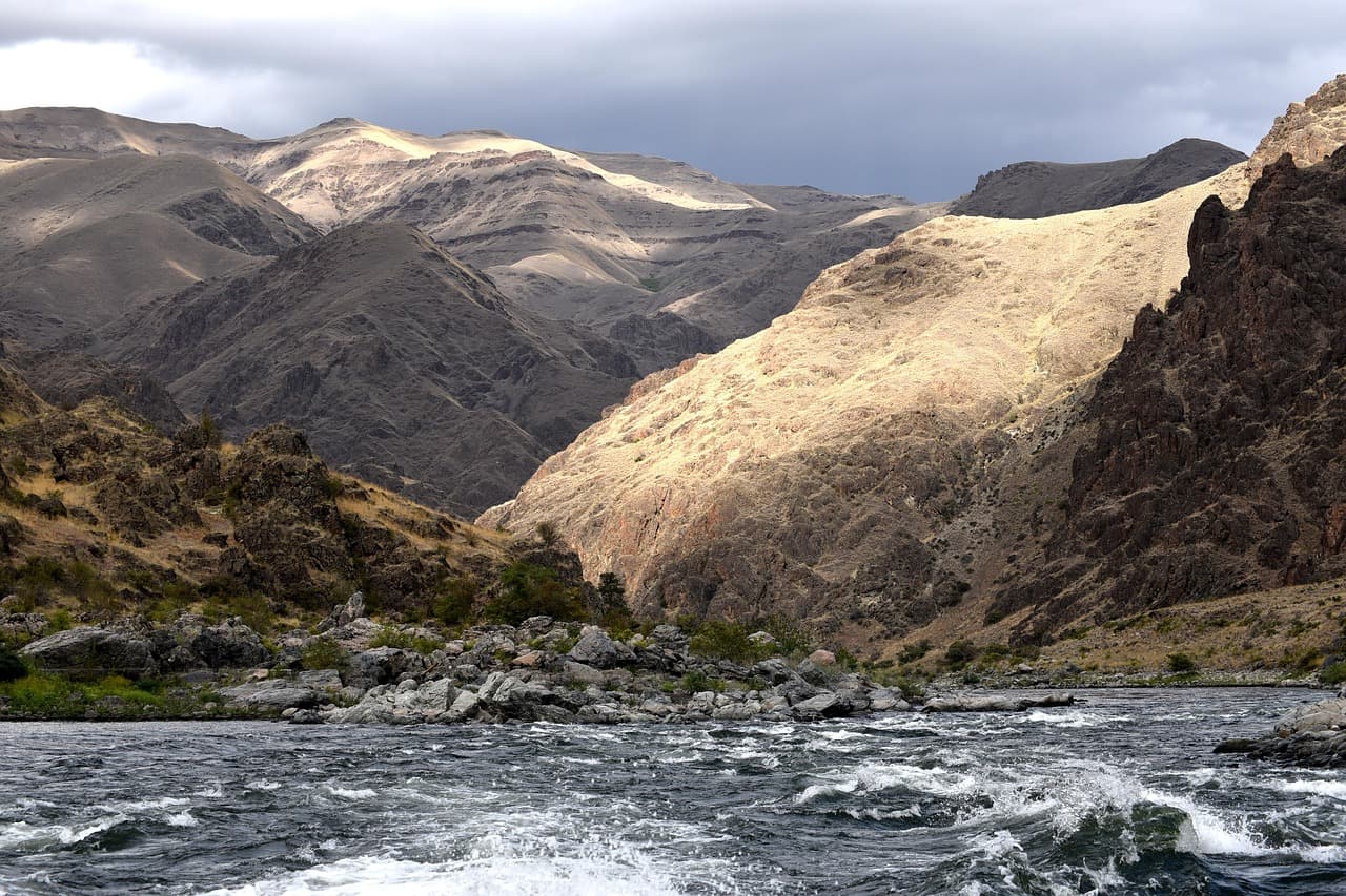 Hell's Canyon landscape with Snake River rapids in Idaho's mountainous terrain