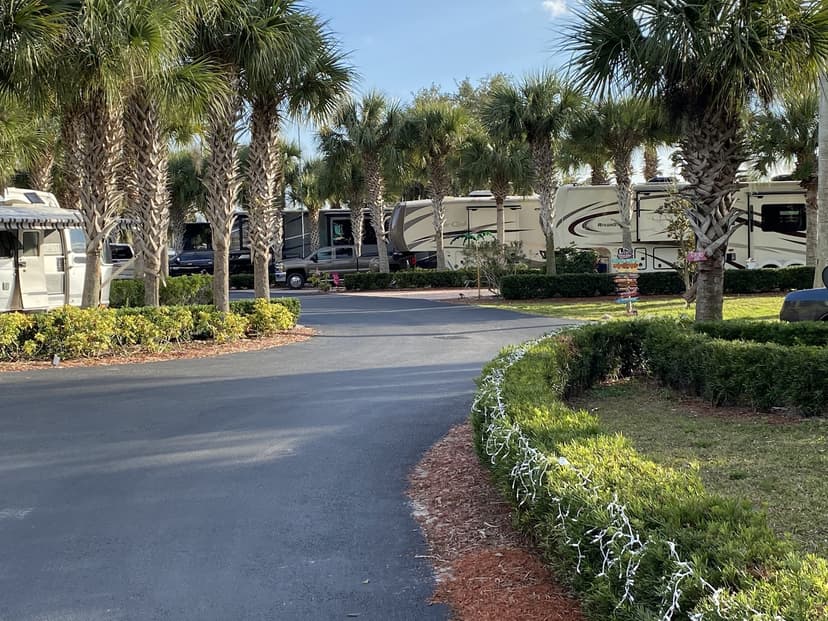 Water's Edge Motor Coach & RV Resort